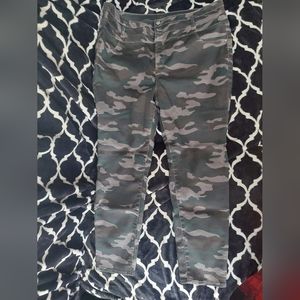 Like New Tinseltown Camo skinny pants 18